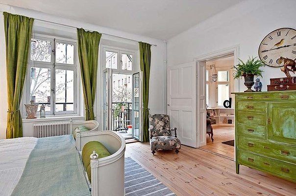  Дизайн интерьера квартиры в Стокгольме в красивом стиле прованс.  Состаренная мебель с историческими потертостями в едином цветовом решении со шторами делает этот интерьер вкусным! 