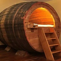 фото Кровать-бочка для тех, кто любит креатив. Как думаете, уютно там? Кровать бочка это необычный креатив в вашей в спальне!